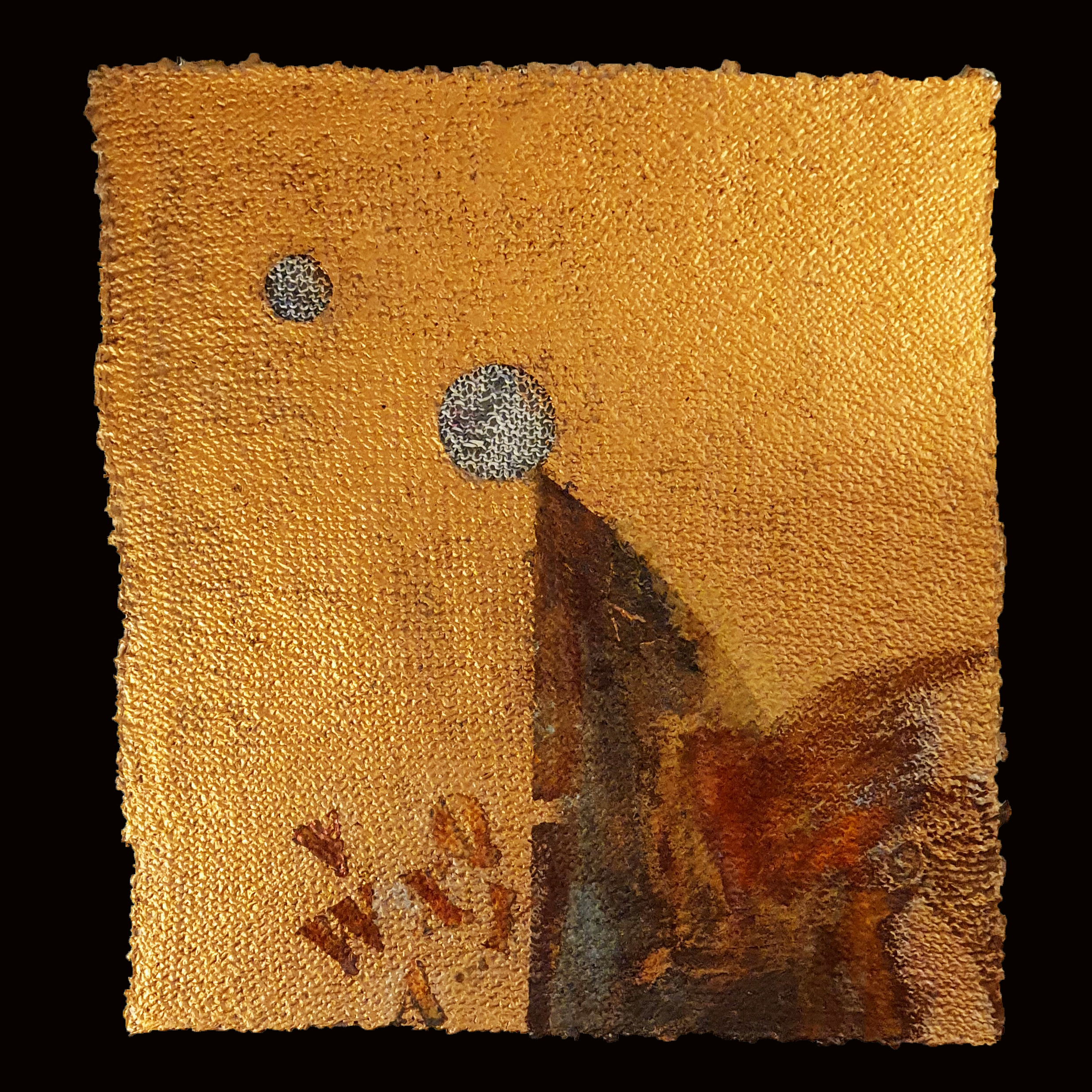 rechte grebreide lap van krant enkelvoudige draad met papier mache deels ingesmeerd en daarna gekleurd